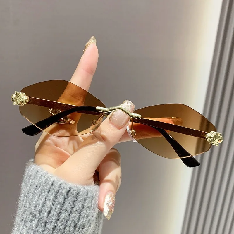 Vintage Rimless Rhombus Sunglasses Women For Men 2025 Luxury Brand Designer Popular Punk Hip Hop Metal Leopard Head Sun Glasses 
Vintage Rimless Rhombus Sunglasses Women For Men 2025 Luxury Brand Designer Popular Punk Hip Hop Metal Leopard Head Sun Glasses
