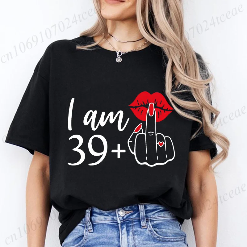 Женская новая модная уличная одежда I Am 39, футболки со средним пальцем на 39 лет, женская одежда на день рождения, модная одежда Y2k, топ
Женская новая модная уличная одежда I Am 39, футболки со средним пальцем на 39 лет, женская одежда на день рождения, модная одежда Y2k, топ