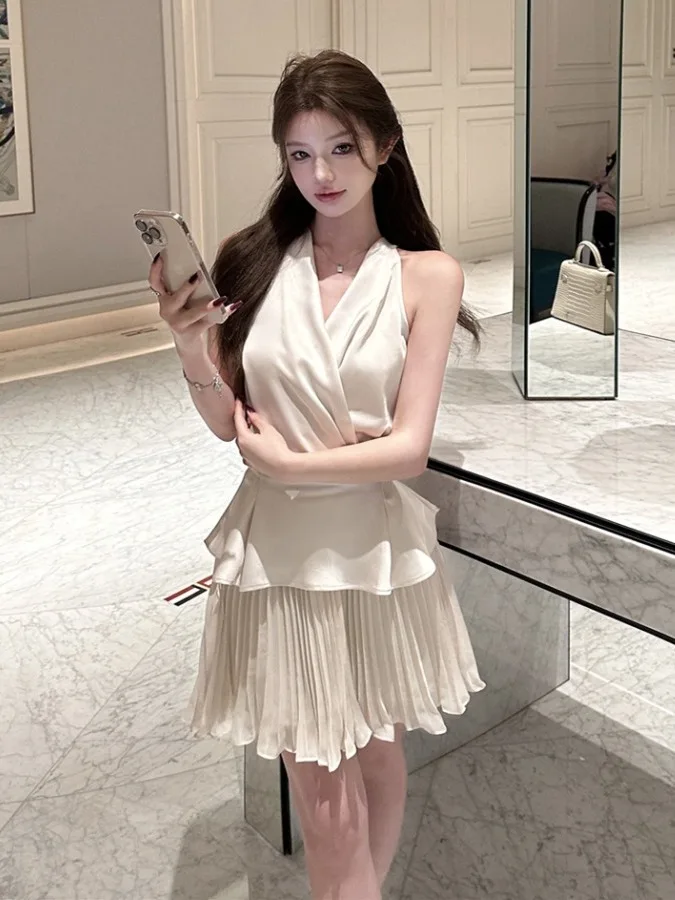 Silk Satin V-Neck Two-Piece Set Women's Summer Slimming High Waist Pleated Skirt Belted Pure Desire Fashion Ensemble
Silk Satin V-Neck Two-Piece Set Women's Summer Slimming High Waist Pleated Skirt Belted Pure Desire Fashion Ensemble
