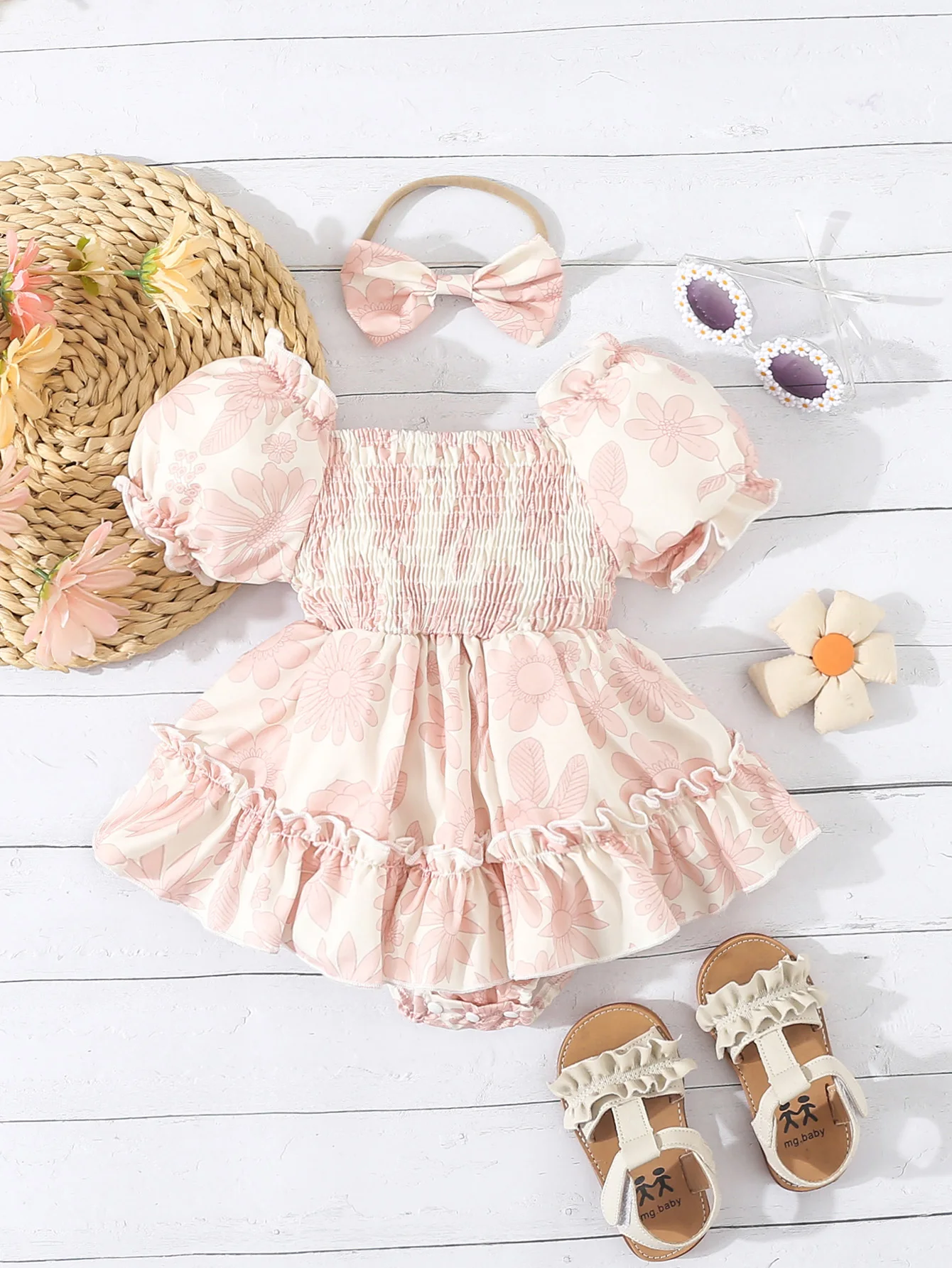 Women Baby Summer Flower Full Print Square Collar Puff Sleeve Cable Waist Multi-layer Ruffle Dress Cute Triangle Bodysuit with Bandana 2-piece
Women Baby Summer Flower Full Print Square Collar Puff Sleeve Cable Waist Multi-layer Ruffle Dress Cute Triangle Bodysuit with Bandana 2-piece