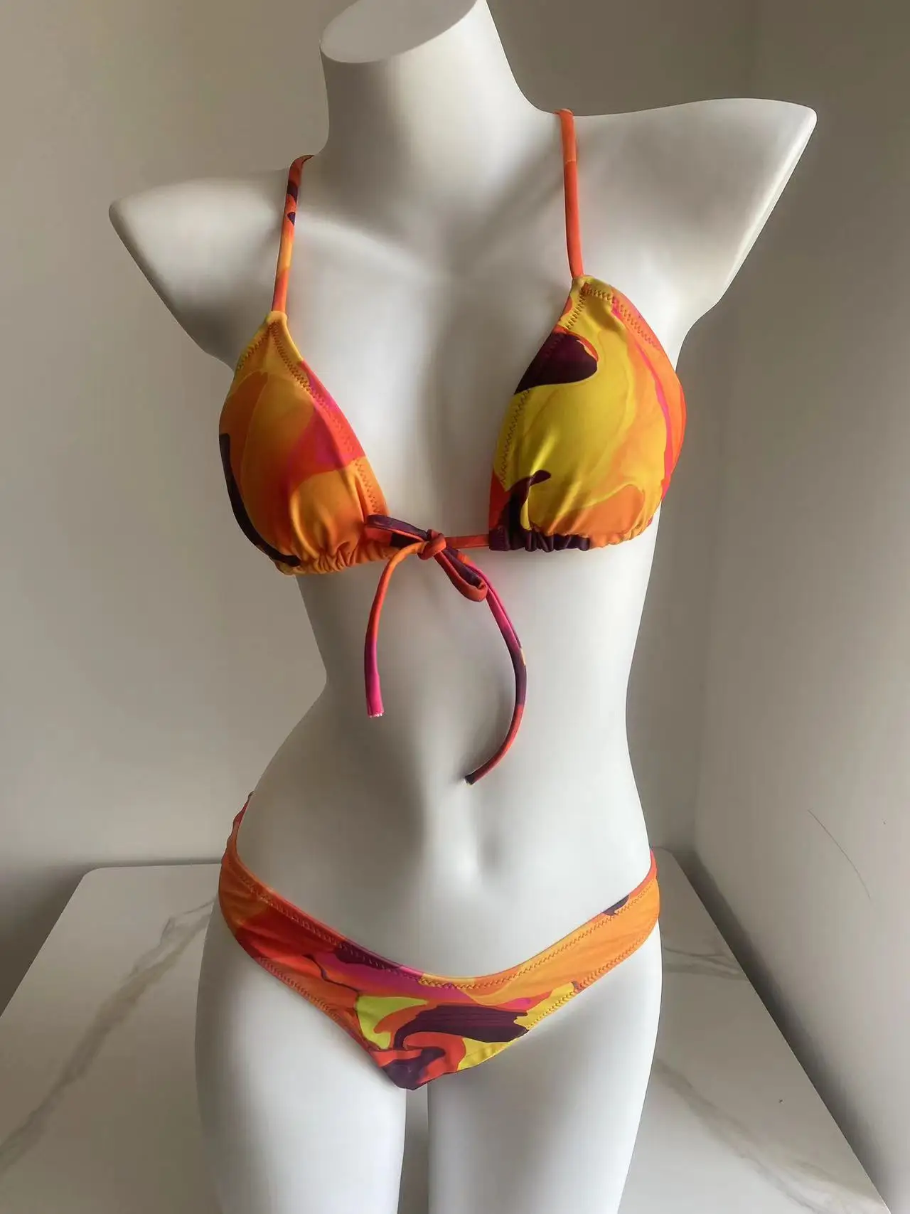 Бикини Tie Dye, микро купальник, женский купальный костюм, треугольная пляжная одежда 2024
Бикини Tie Dye, микро купальник, женский купальный костюм, треугольная пляжная одежда 2024