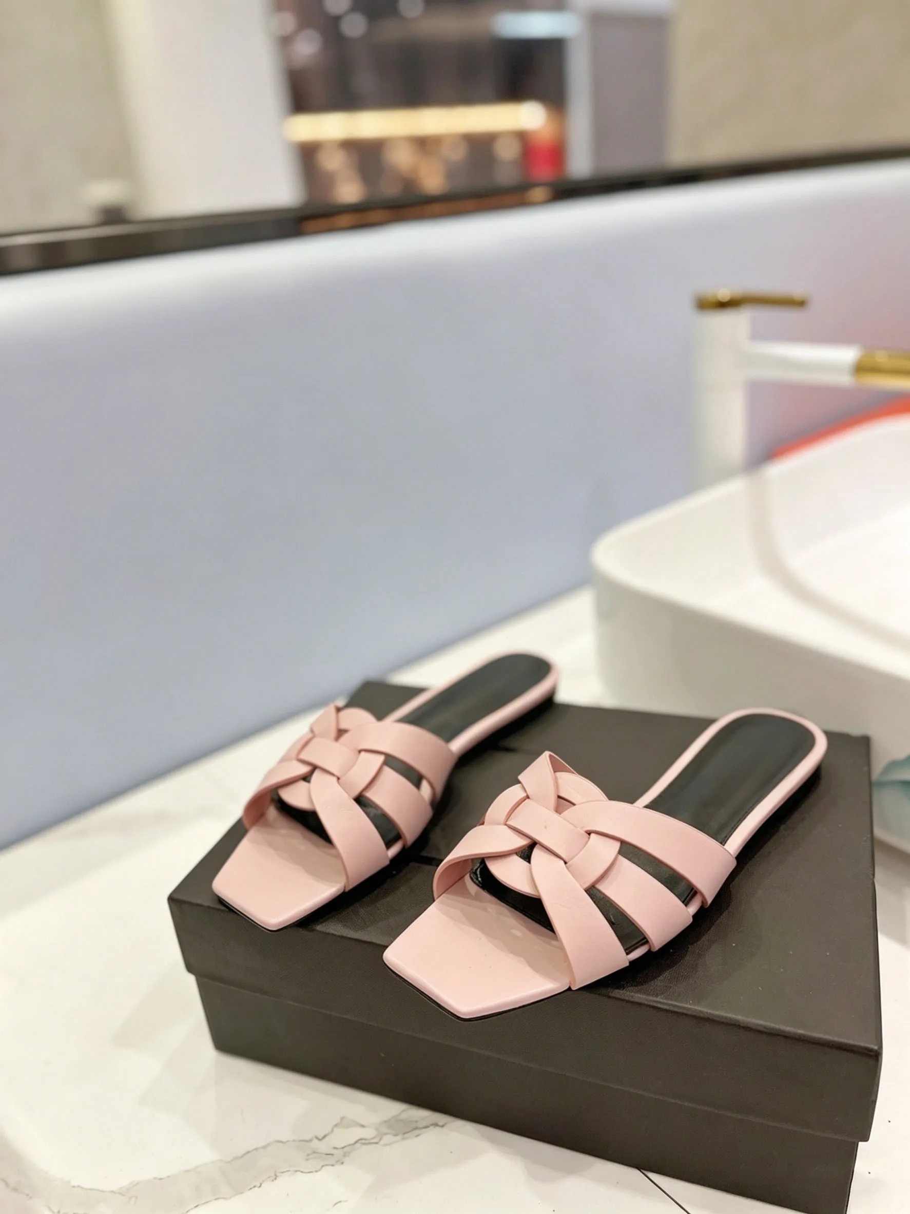 Fashionable Pink Flat Bottom Hollow out Ladies Slippers New Arrival Comfortable Women's Slip-On Shoes Open Toe Sandals
Fashionable Pink Flat Bottom Hollow out Ladies Slippers New Arrival Comfortable Women's Slip-On Shoes Open Toe Sandals