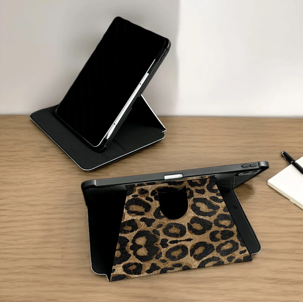 leopard Apple tablet protective case suitable for iPad 11 10 9 8 Air6 5 4 Pro M5 9.7 11 13 inch rotating bracket with pen slot
leopard Apple tablet protective case suitable for iPad 11 10 9 8 Air6 5 4 Pro M5 9.7 11 13 inch rotating bracket with pen slot