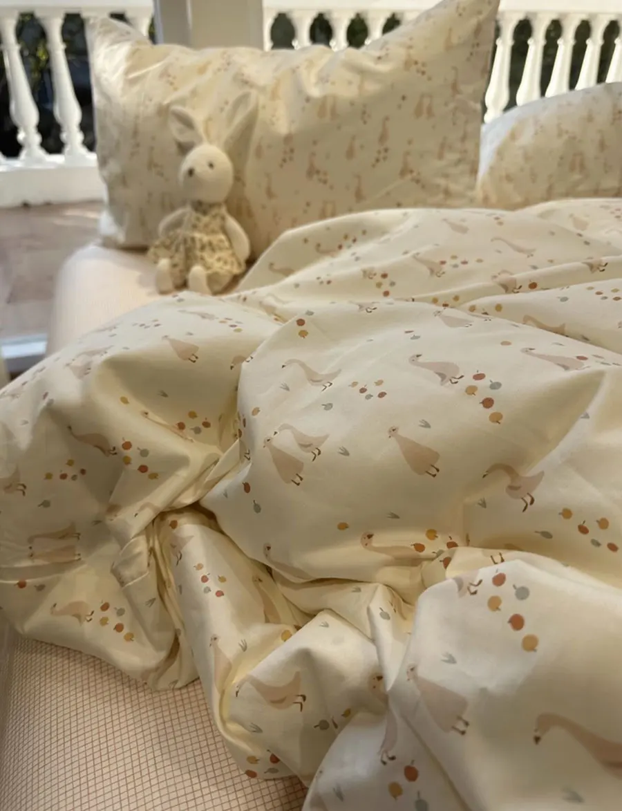 Cute cartoon duck bedding set 1.2 1.5 1.8 2.0,twin full queen King lovely cotton home textile bed sheet pillow case quilt cover
Cute cartoon duck bedding set 1.2 1.5 1.8 2.0,twin full queen King lovely cotton home textile bed sheet pillow case quilt cover
