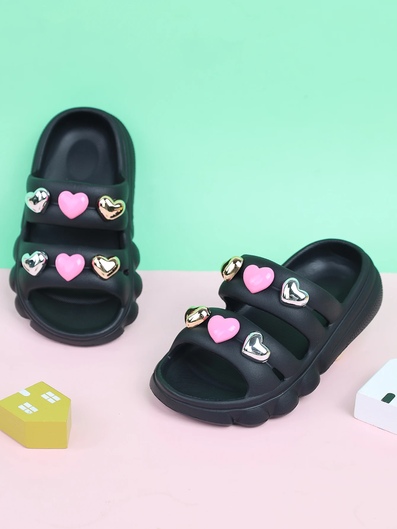 A Pair of Black Cartoon Heart-Shaped Slippers for Boys and Girls, Non-Slip, Wear-Resistant, and Comfortable Slippers
A Pair of Black Cartoon Heart-Shaped Slippers for Boys and Girls, Non-Slip, Wear-Resistant, and Comfortable Slippers