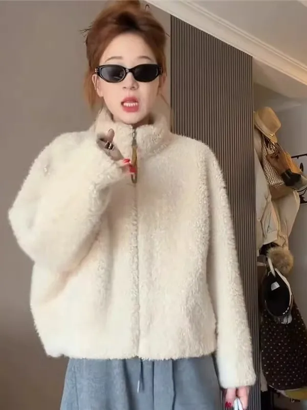 Lamb Fur Jacket Women Short Thick Warm Winter Loose High-End Feeling Plush Stand Collar Top Commute Style Zipper Pocket Details
Lamb Fur Jacket Women Short Thick Warm Winter Loose High-End Feeling Plush Stand Collar Top Commute Style Zipper Pocket Details