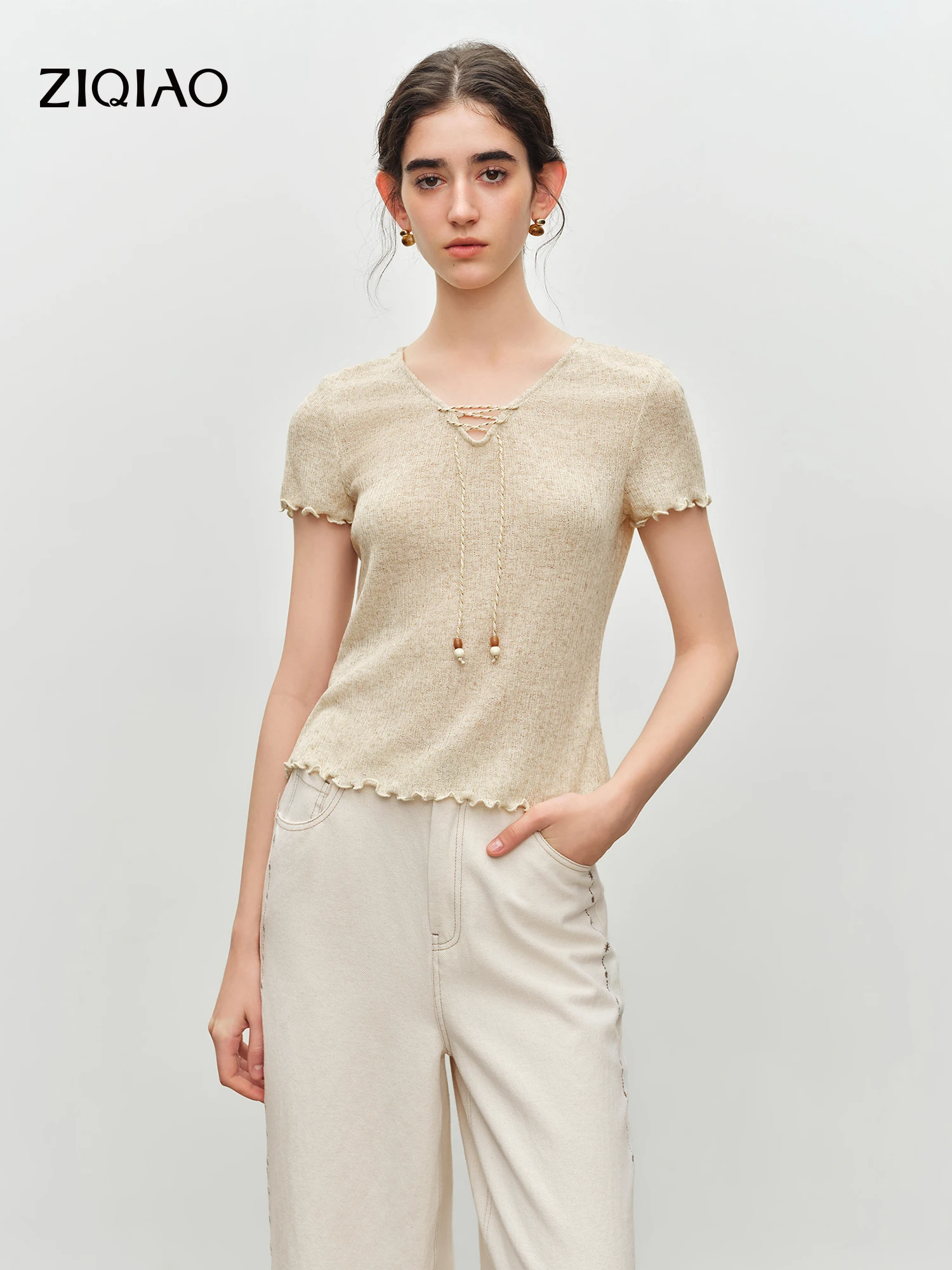 ZIQIAO 2026 Summer Women‘s Boho Beaded V-Neck Slim Fit Knit T-Shirt Tie Detail Short Sleeve Top Romantic Boho Artisanal Style
ZIQIAO 2026 Summer Women‘s Boho Beaded V-Neck Slim Fit Knit T-Shirt Tie Detail Short Sleeve Top Romantic Boho Artisanal Style
