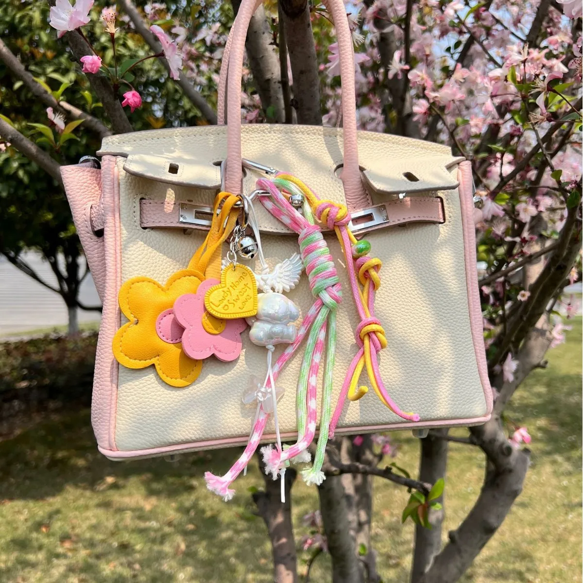 New Miu Pendant Dopamine Ins Keychain Pendant Hanging Chain Bag Crocheted Colored Spring and Summer Girls Gift Bag Pendant
New Miu Pendant Dopamine Ins Keychain Pendant Hanging Chain Bag Crocheted Colored Spring and Summer Girls Gift Bag Pendant