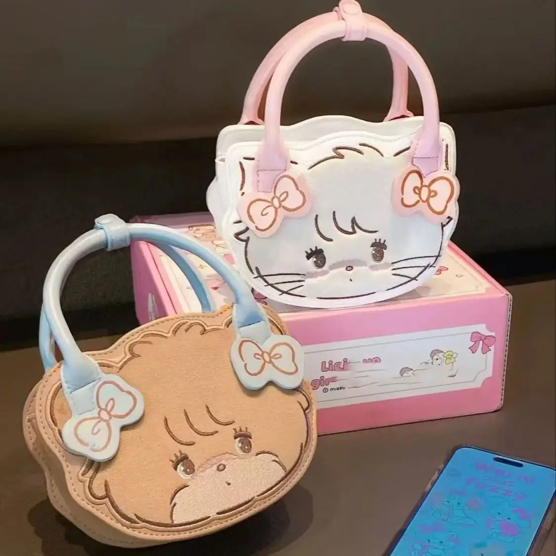 Cartoon Mikko Handbag for Women Kawaii Mousse Cat Latte Bear Crossbody Bag PU Leather Shoulder Bag Mini Tote Bag
Cartoon Mikko Handbag for Women Kawaii Mousse Cat Latte Bear Crossbody Bag PU Leather Shoulder Bag Mini Tote Bag