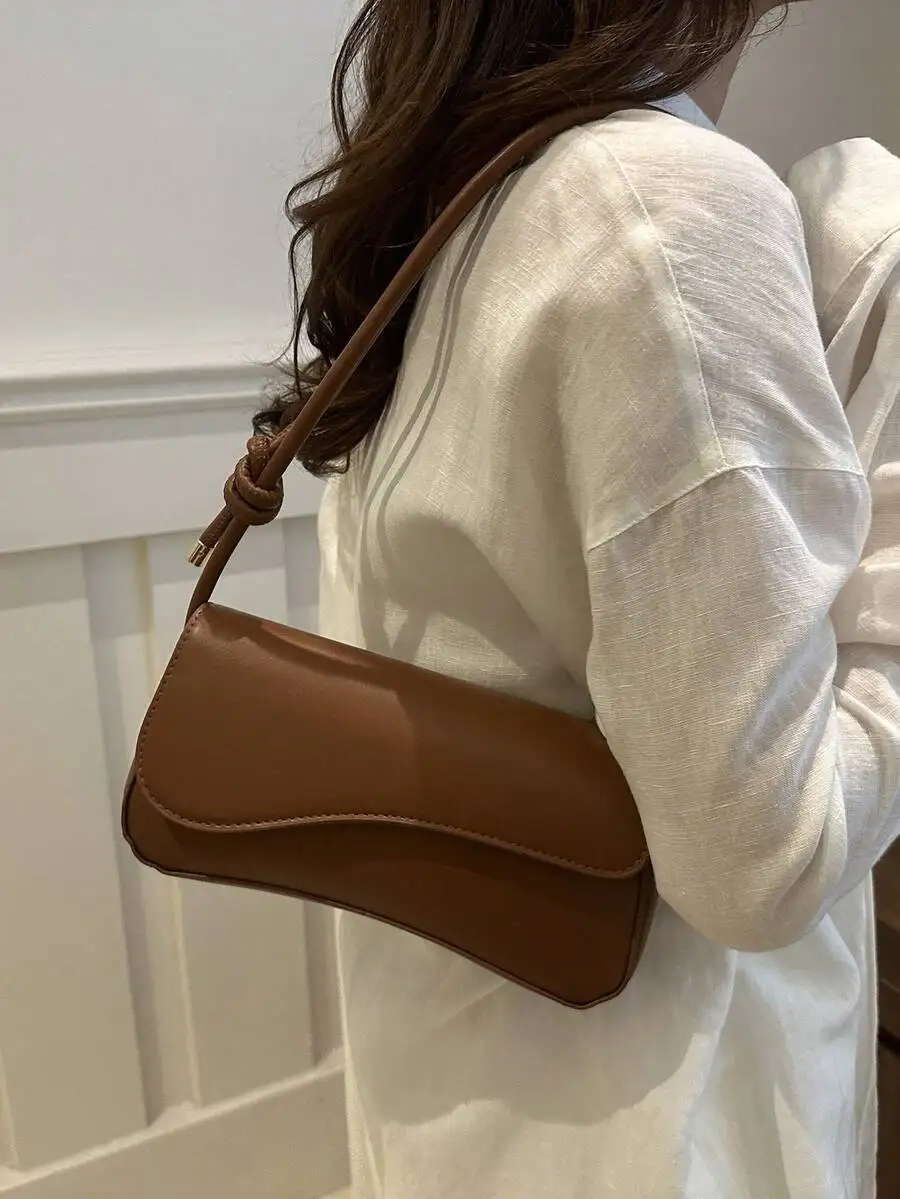 This Fashionable And Minimalist Bag Features An Asymmetric Flap Design And Adjustable Shoulder Strap, Suitable For Shopping
This Fashionable And Minimalist Bag Features An Asymmetric Flap Design And Adjustable Shoulder Strap, Suitable For Shopping