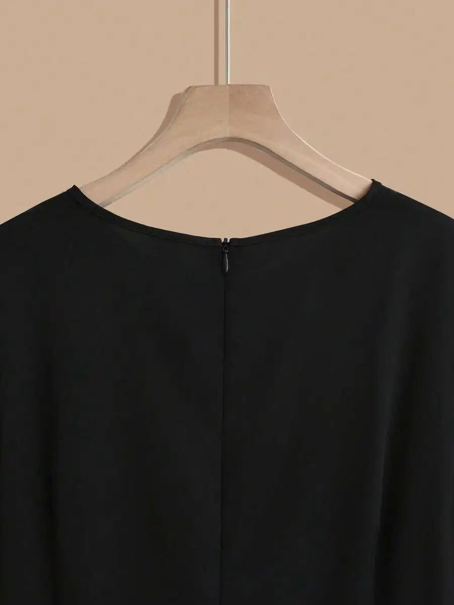 Curved Silhouette Plus Size Solid Black Round Neck Short Sleeve Dress With Pleated Hem
Curved Silhouette Plus Size Solid Black Round Neck Short Sleeve Dress With Pleated Hem