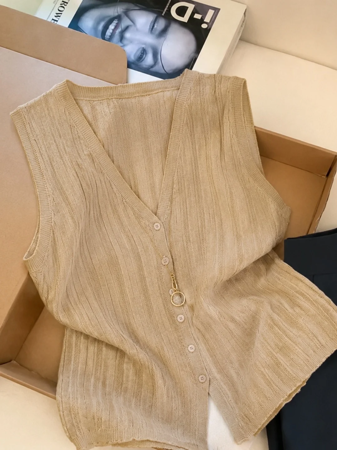 V-Neck Sleeveless Knitted Open Cardigan Summer Versatile Single Button Vest Korean Style Commute Top Women's Fashion
V-Neck Sleeveless Knitted Open Cardigan Summer Versatile Single Button Vest Korean Style Commute Top Women's Fashion