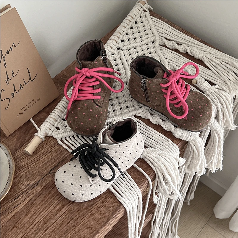 New Toddler Girl Boots 2025 Winter Trend Selling Children's Casual Fashion Polka Dot Printing Decorative Children's Booties.
New Toddler Girl Boots 2025 Winter Trend Selling Children's Casual Fashion Polka Dot Printing Decorative Children's Booties.