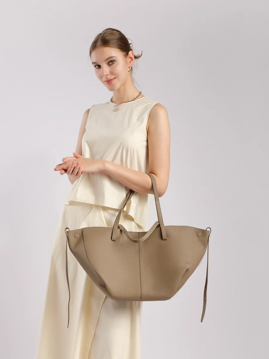 First layer cowhide tote women's bag versatile shopping basket shopping simple mother and child bag genuine leather
First layer cowhide tote women's bag versatile shopping basket shopping simple mother and child bag genuine leather