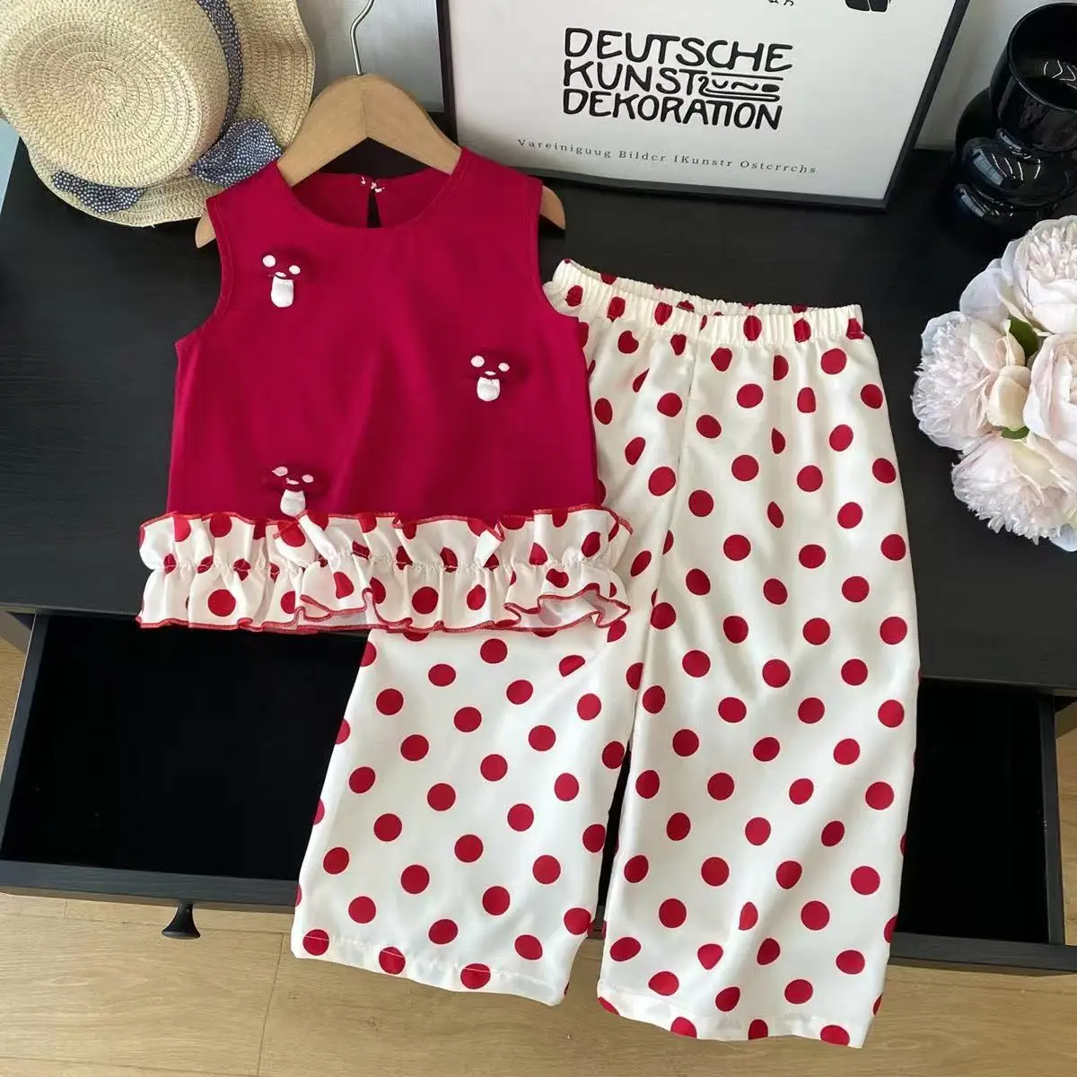 Summer Girls 2 Pcs Outfit Cute Red Mushroom Embroidery Tank Top Polka Dot Wide Leg Pants Casual Set for 100-140cm
Summer Girls 2 Pcs Outfit Cute Red Mushroom Embroidery Tank Top Polka Dot Wide Leg Pants Casual Set for 100-140cm