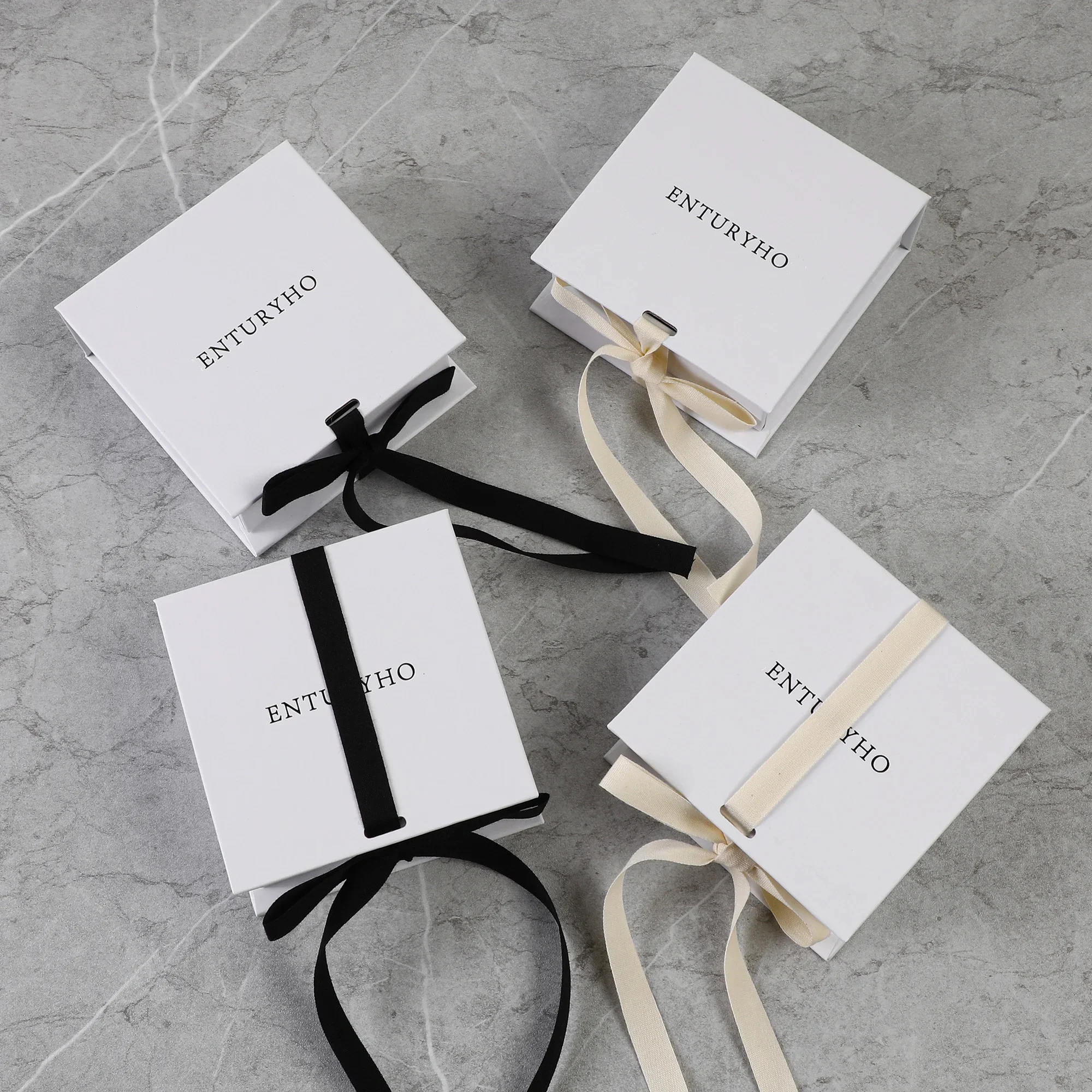 Wholesale Ribbon Flip Box Cardboard Jewelry Box with Foam Inside Necklace Bracelet Ring Ring Ring Ring Earring Box with Logo
Wholesale Ribbon Flip Box Cardboard Jewelry Box with Foam Inside Necklace Bracelet Ring Ring Ring Ring Earring Box with Logo