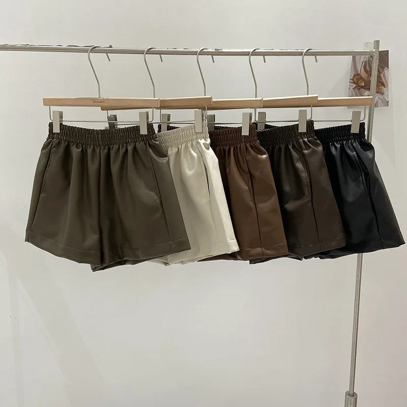 Fall 2024 Korean Style Casual Slimming Retro Color Elastic High Waist PU Leather Wide Leg Short Pants for Women
Fall 2024 Korean Style Casual Slimming Retro Color Elastic High Waist PU Leather Wide Leg Short Pants for Women