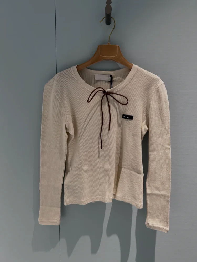 Summer New Women's Long Sleeve Knitted Top Leather Belted Letter Logo Decorated Slim Fit Cotton round Neck Moisture Wicking
Summer New Women's Long Sleeve Knitted Top Leather Belted Letter Logo Decorated Slim Fit Cotton round Neck Moisture Wicking