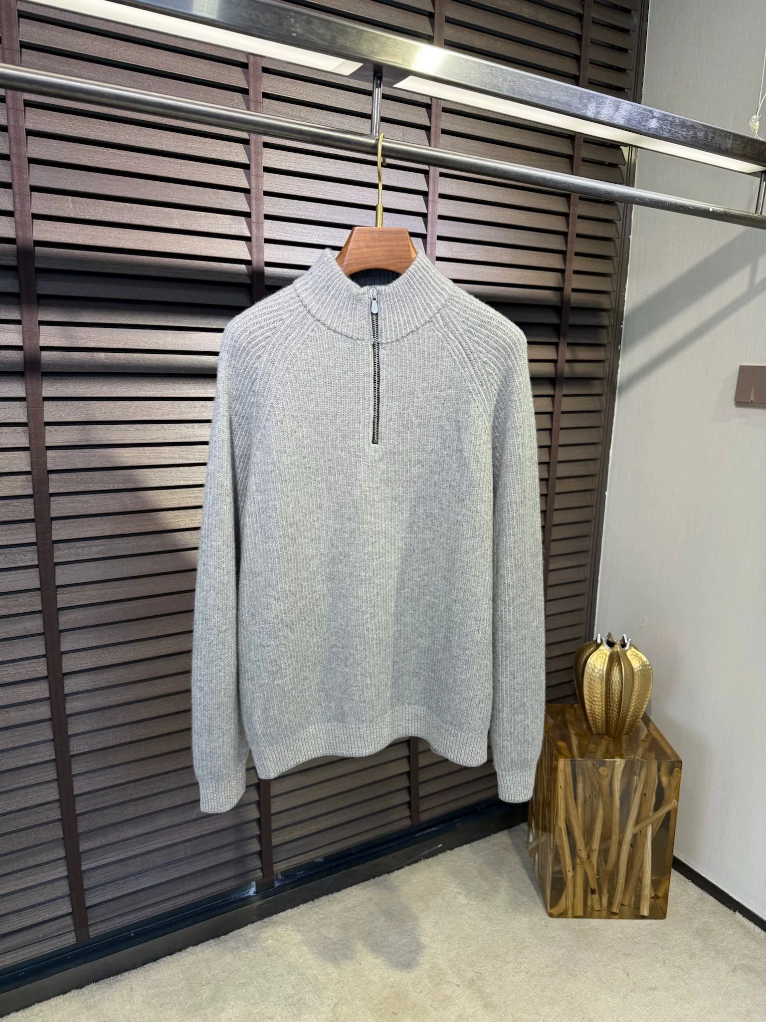 Мужской вязаный шерстяной свитер Camere на молнии Ne с высоким воротником в полоску, осень-зима, новая модная повседневная одежда
Мужской вязаный шерстяной свитер Camere на молнии Ne с высоким воротником в полоску, осень-зима, новая модная повседневная одежда