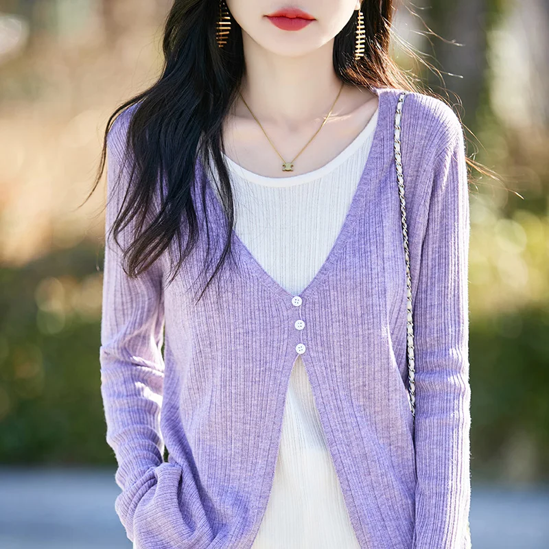 Spring style fake two piece wool sweater women's round neck color blocked slimming long sleeved knitted minimalist pullover top
Spring style fake two piece wool sweater women's round neck color blocked slimming long sleeved knitted minimalist pullover top