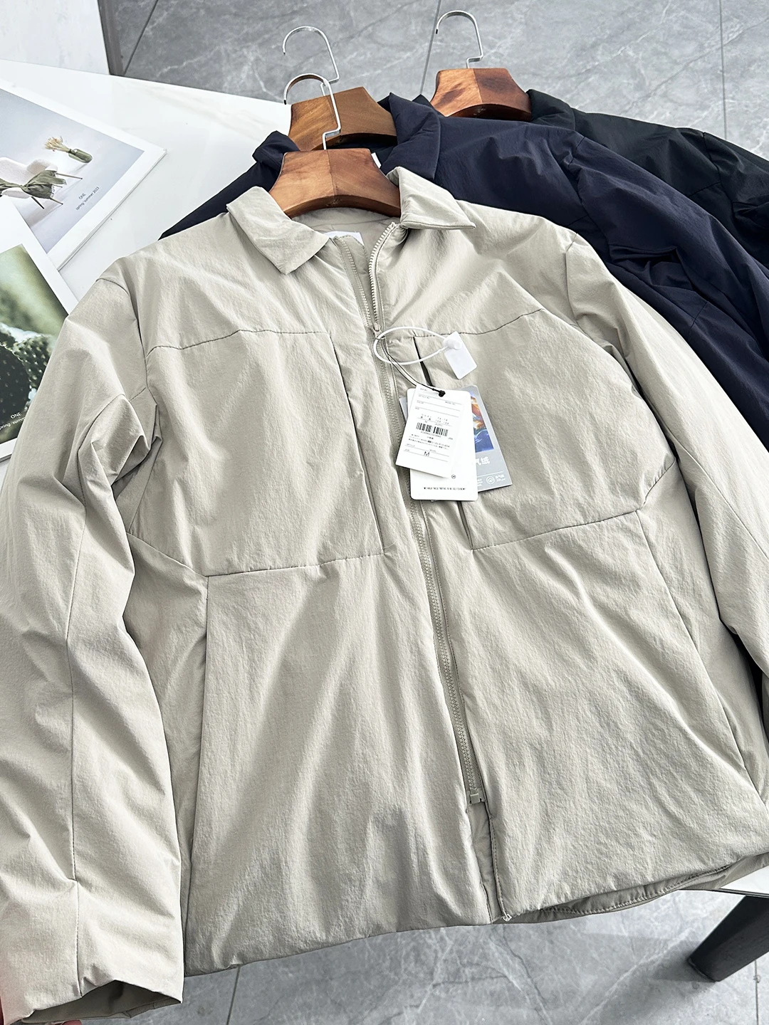 Smooth Waterproof Windproof Tech Fabric Men's Cotton Jaet with Flap Collar And Multiple kets Faionable Urban Sle
Smooth Waterproof Windproof Tech Fabric Men's Cotton Jaet with Flap Collar And Multiple kets Faionable Urban Sle