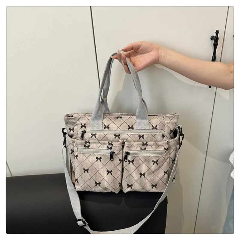 Женская вельветовая сумка-тоут, модная сумка на плечо, большая вместительная повседневная дорожная сумка с несколькими карманами, простая сумка для покупок, шикарная сумка-хобо
Женская вельветовая сумка-тоут, модная сумка на плечо, большая вместительная повседневная дорожная сумка с несколькими карманами, простая сумка для покупок, шикарная сумка-хобо