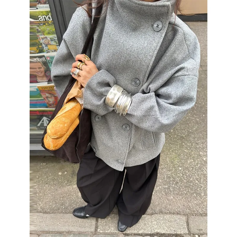 Осенняя мода: новое универсальное пальто в нейтральном стиле, с воротником-стойкой, двубортное, короткое, для повседневной носки.
Осенняя мода: новое универсальное пальто в нейтральном стиле, с воротником-стойкой, двубортное, короткое, для повседневной носки.