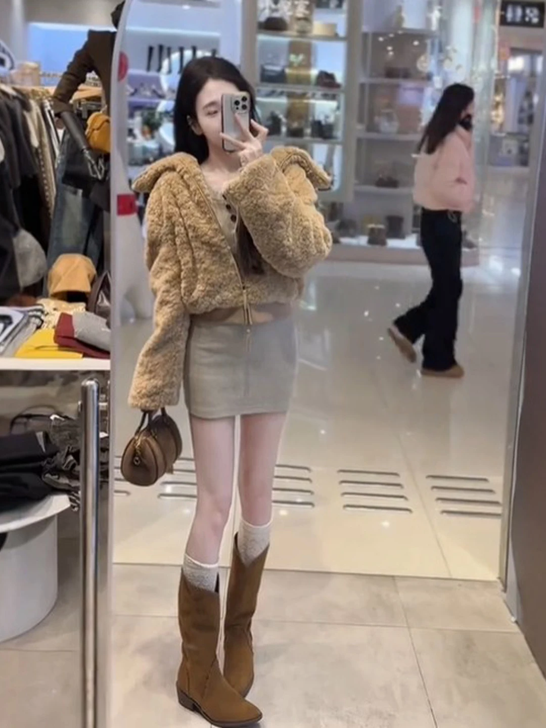 Ретро-куртка из искусственного меха, экологичная, мягкая, модная, весенняя, женская, на молнии, утепленная, с прямым подолом
Ретро-куртка из искусственного меха, экологичная, мягкая, модная, весенняя, женская, на молнии, утепленная, с прямым подолом