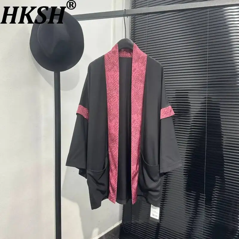 Мужской кардиган HKSH с уникальным дизайном, имитация двухслойности, длинный рукав, свободный крой, в стиле ханьфу, китайский шик, лоскутный дизайн, накидка-халат, легкое трендовое пальто HK22763
Мужской кардиган HKSH с уникальным дизайном, имитация двухслойности, длинный рукав, свободный крой, в стиле ханьфу, китайский шик, лоскутный дизайн, накидка-халат, легкое трендовое пальто HK22763