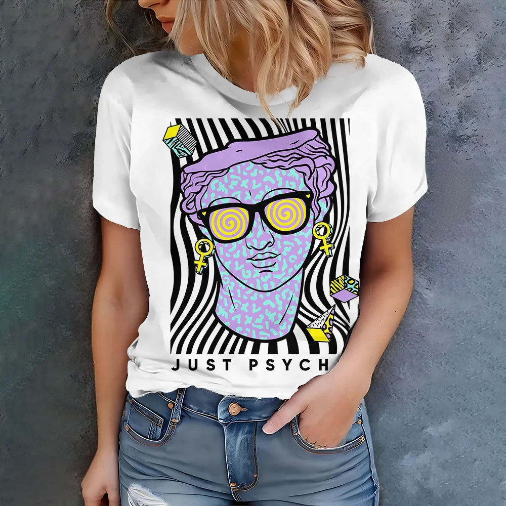 Женская белая футболка с абстрактным узором и дизайном «JUST PSYCH» — повседневный стиль современного искусства, летняя, с круглым вырезом и коротким рукавом
Женская белая футболка с абстрактным узором и дизайном «JUST PSYCH» — повседневный стиль современного искусства, летняя, с круглым вырезом и коротким рукавом