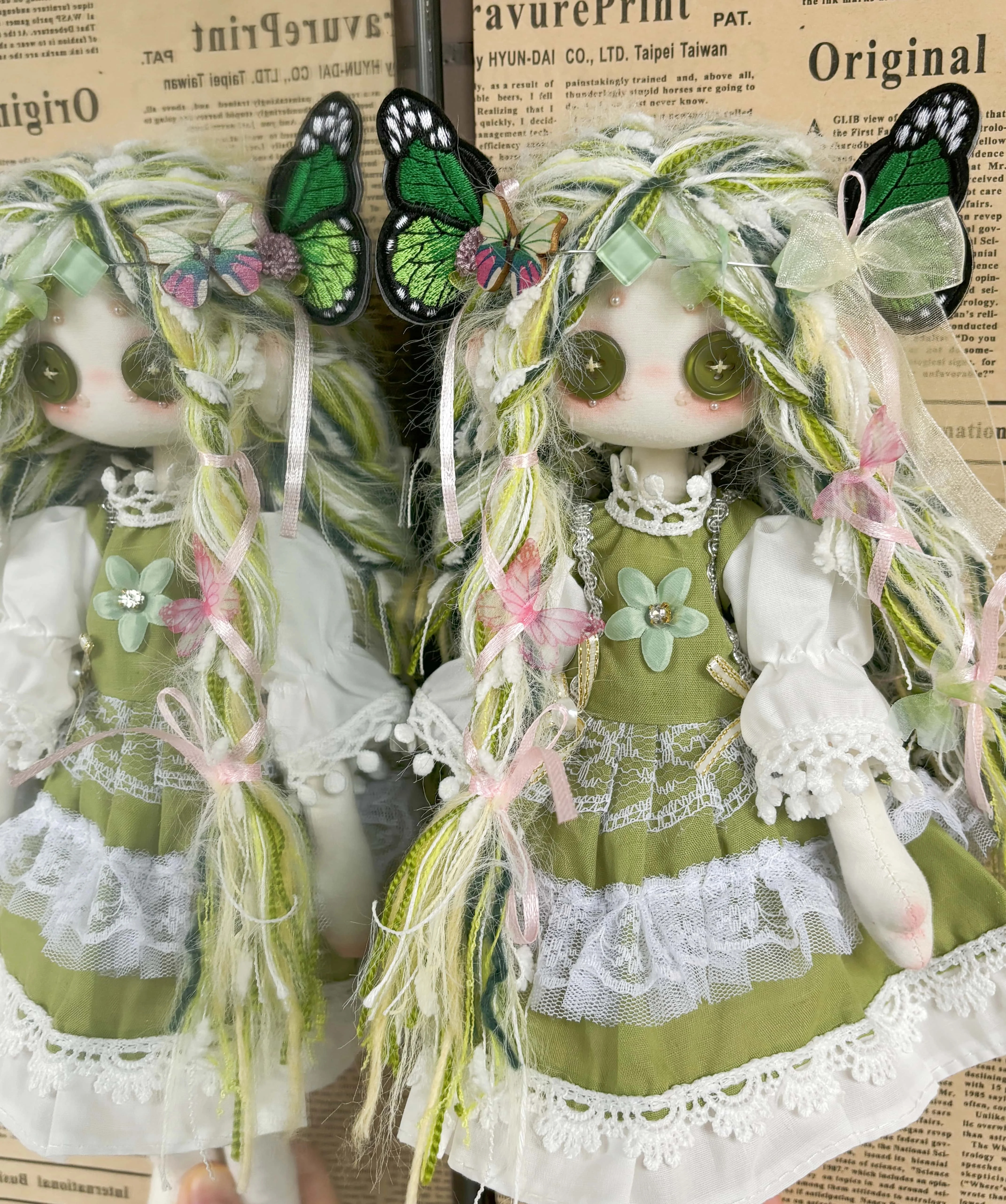 Зеленые куклы-бабочки на пуговицах — игрушка-застежка ручной работы с бесплатной обувью и подарочным набором из ленты
Зеленые куклы-бабочки на пуговицах — игрушка-застежка ручной работы с бесплатной обувью и подарочным набором из ленты