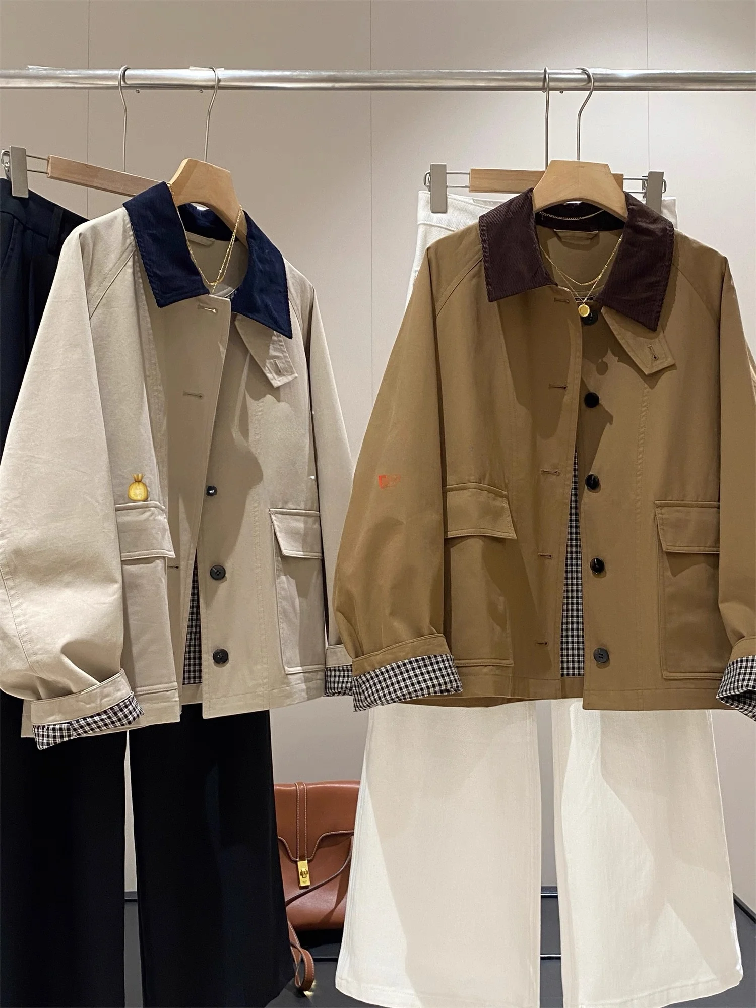Style Short Pure Cotton Plaid Contrast Color Collar Windbreaker Autumn 2025 Fashion Ladies' Premium Quality Jacket
Style Short Pure Cotton Plaid Contrast Color Collar Windbreaker Autumn 2025 Fashion Ladies' Premium Quality Jacket