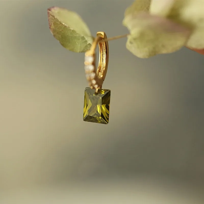 Designer's New in Vintage Fresh Tea Green Gems Square Earrings for Women Full Diamond Buckle Elegant Light Luxury Silver Jewelry
Designer's New in Vintage Fresh Tea Green Gems Square Earrings for Women Full Diamond Buckle Elegant Light Luxury Silver Jewelry