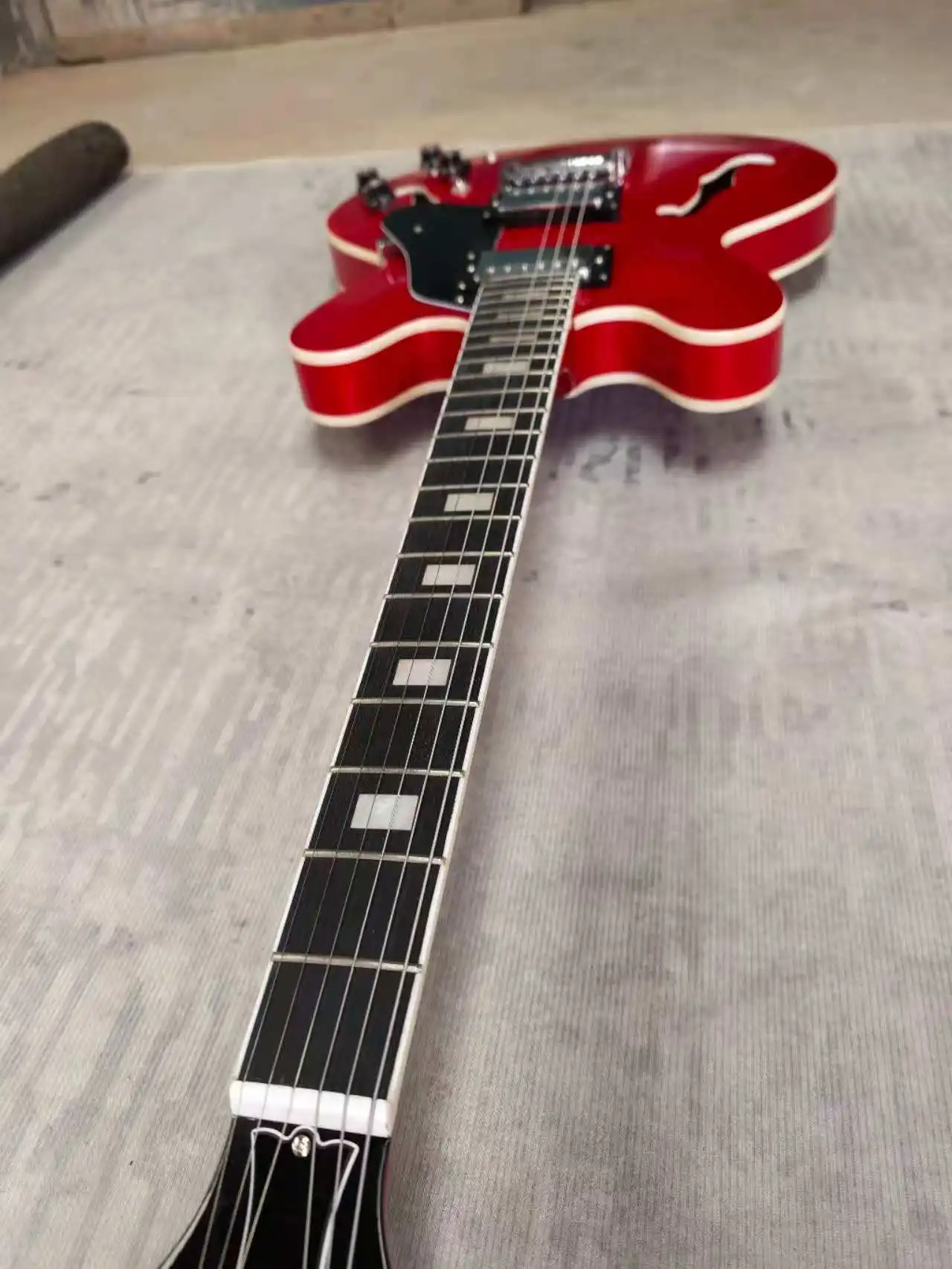 Electric guitar made in China, red and eye-catching, with a veneer top.
Electric guitar made in China, red and eye-catching, with a veneer top.