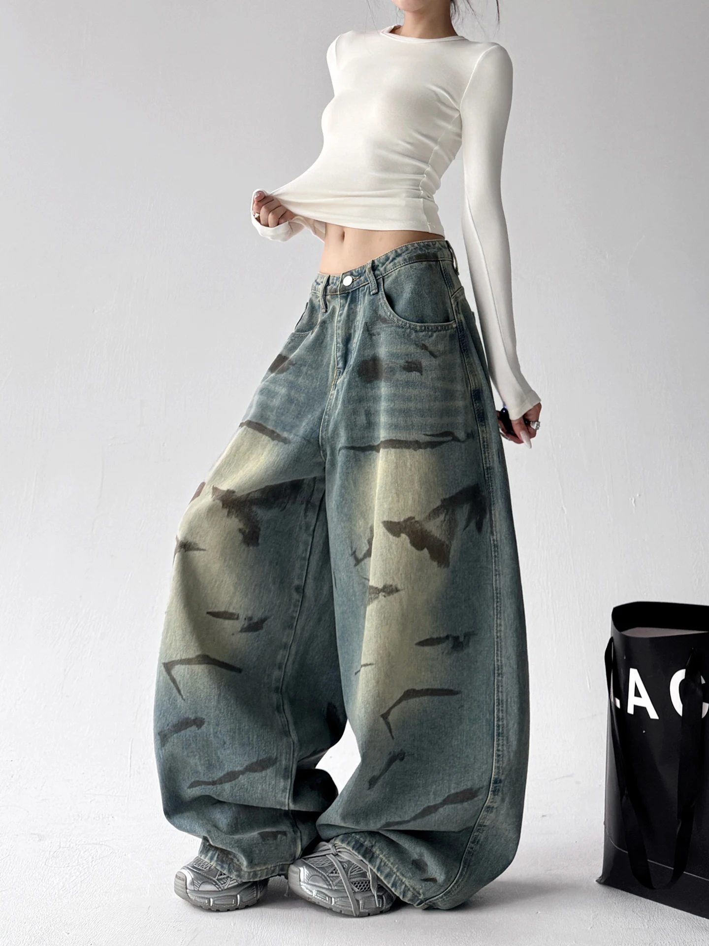 Выцветшие широкие джинсы в стиле ретро, женские свободные танцевальные уличные брюки из смеси хлопка, удобные брюки-бананы, осеннее новое поступление
Выцветшие широкие джинсы в стиле ретро, женские свободные танцевальные уличные брюки из смеси хлопка, удобные брюки-бананы, осеннее новое поступление