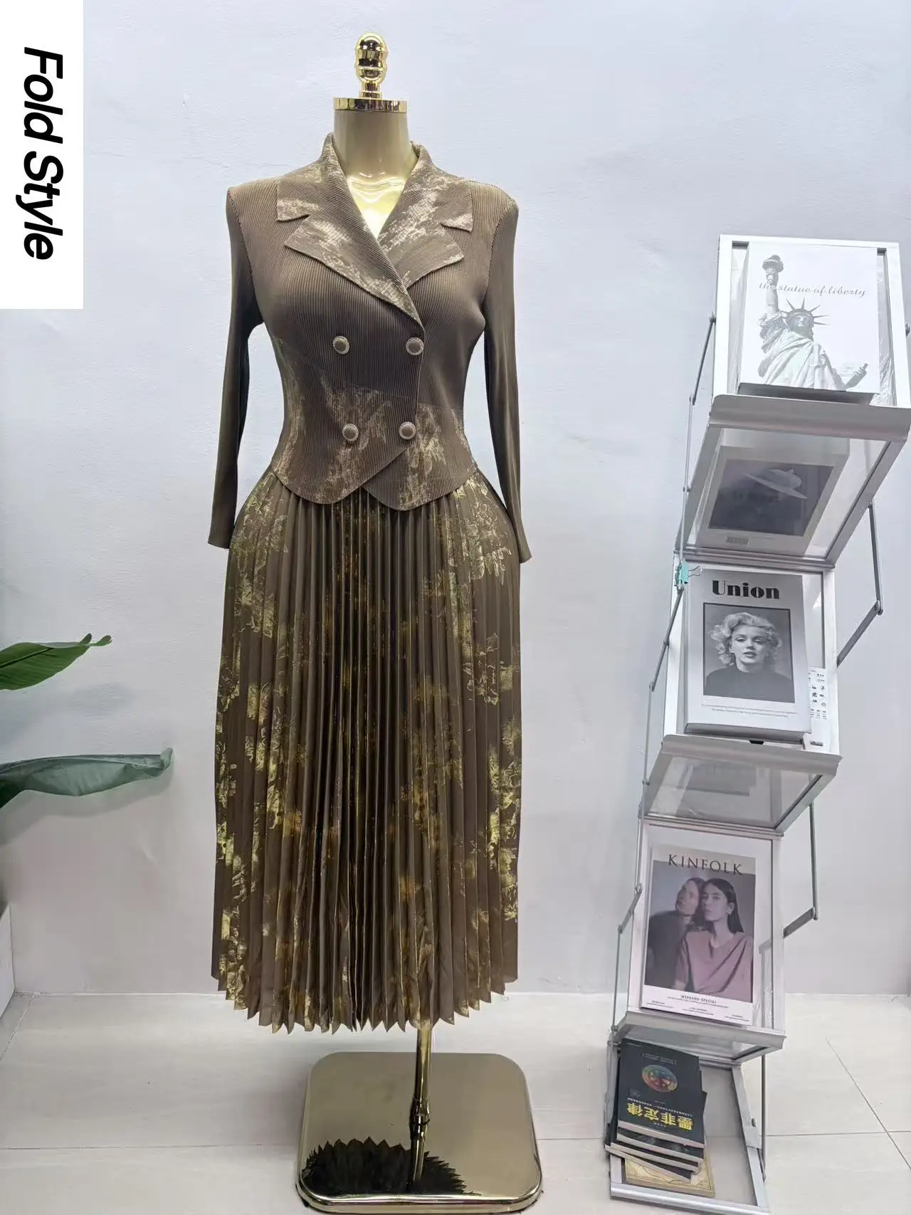 Miyake 2026 New Pleated Suit Collar Dress Women's Heavy Industry Printing Splicing Waist Elegant Pleated Dress Clothing
Miyake 2026 New Pleated Suit Collar Dress Women's Heavy Industry Printing Splicing Waist Elegant Pleated Dress Clothing