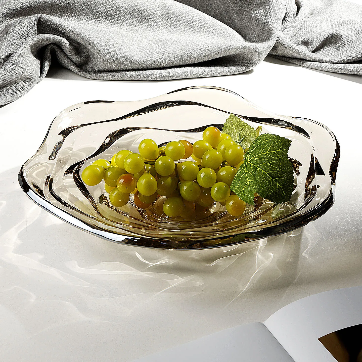 Elegant Crystal Glass Carved Fruit Tray for Living Room Tea Table Storage of Dry Fruits Snacks High Aesthetic Display Tray
Elegant Crystal Glass Carved Fruit Tray for Living Room Tea Table Storage of Dry Fruits Snacks High Aesthetic Display Tray