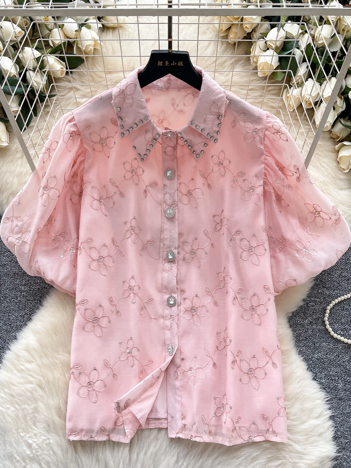 Retro Court Style Women's Bubble Sleeve Shirt Summer Embroidered Diamond High-End Design Elegant Lady Atmosphere Top
Retro Court Style Women's Bubble Sleeve Shirt Summer Embroidered Diamond High-End Design Elegant Lady Atmosphere Top