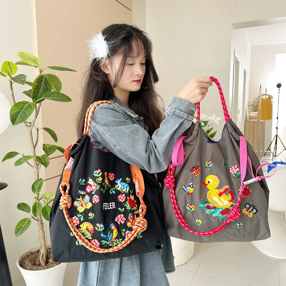 Japanese Sle Embroidered Tote Bag Women's Large Capaci Waterproof Nylon Eco Bag op Bag Single oulder Slant Cross Bag
Japanese Sle Embroidered Tote Bag Women's Large Capaci Waterproof Nylon Eco Bag op Bag Single oulder Slant Cross Bag