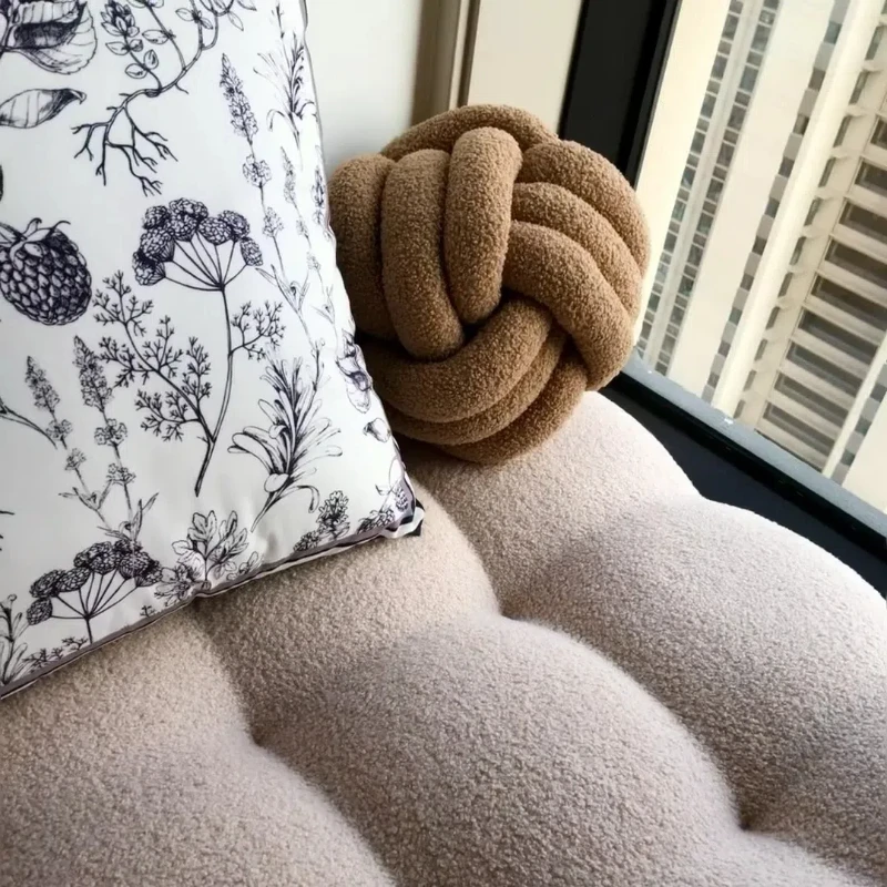 Hand Woven Knotted Ball Pillow Lamb Wool Roll Pillow Sofa Pillow Living Room Round Ball Cushion Headboard Backrest
Hand Woven Knotted Ball Pillow Lamb Wool Roll Pillow Sofa Pillow Living Room Round Ball Cushion Headboard Backrest