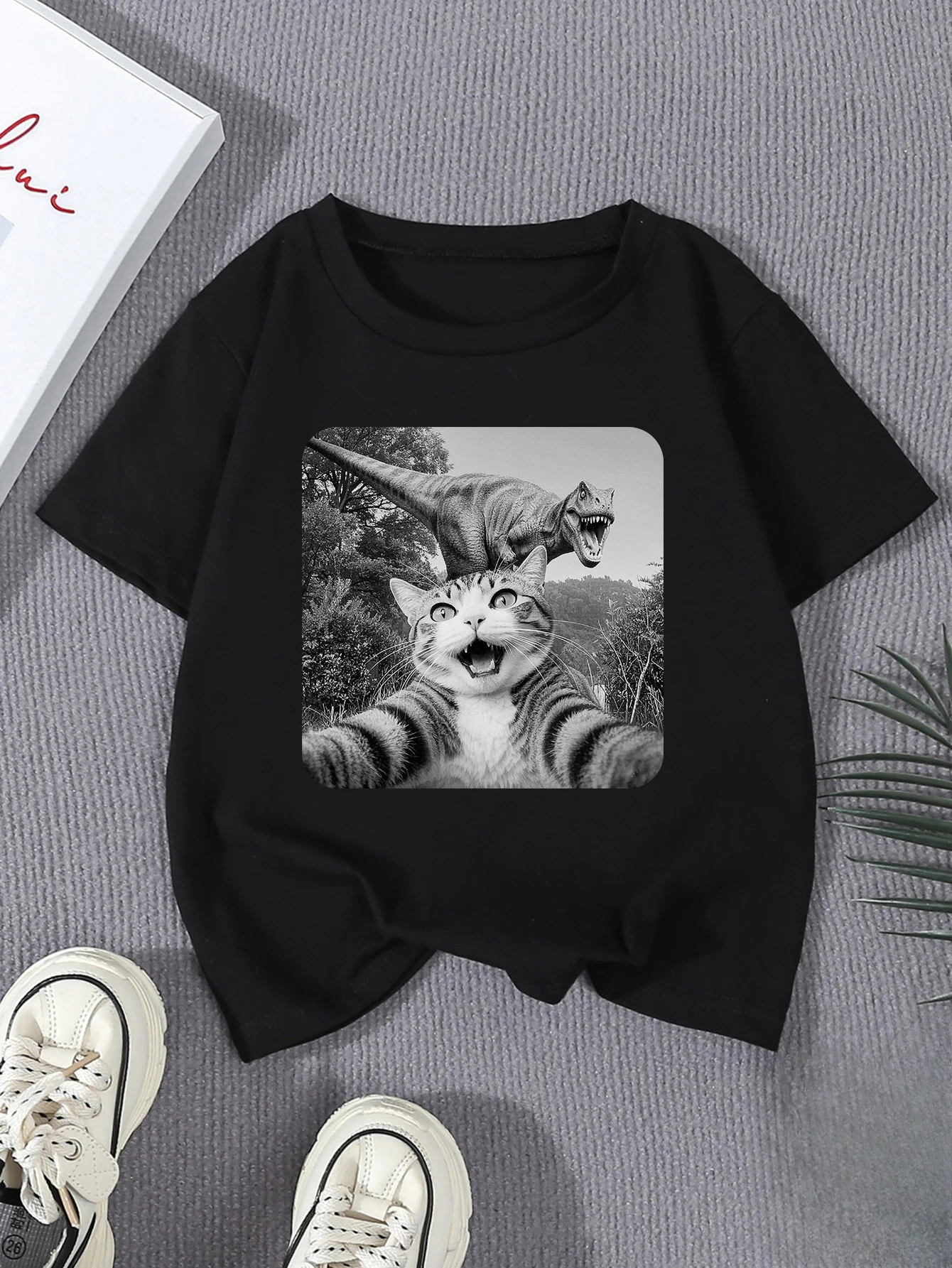 Boys' Dinosaur Chasing Cat Print Humorous Graphic T-Shirt Soft Comfortable Round Neck Short Sleeve Tee Casual Breathable Tops
Boys' Dinosaur Chasing Cat Print Humorous Graphic T-Shirt Soft Comfortable Round Neck Short Sleeve Tee Casual Breathable Tops