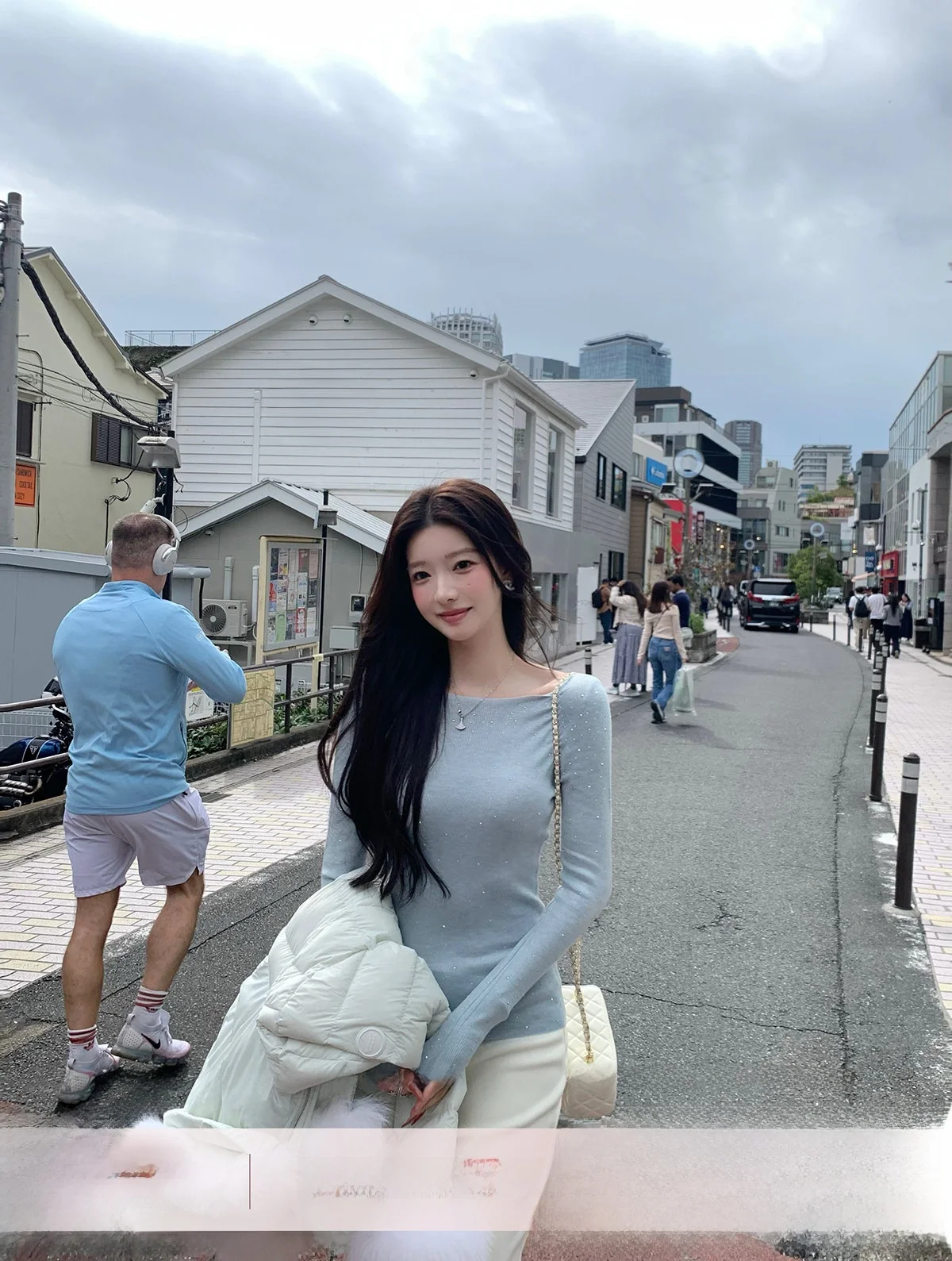 Синий шерстяной вязаный свитер YOLI Zhang Yuli Star River Beat: повседневный, универсальный, зимний, с эффектом омоложения, дизайнерская новинка
Синий шерстяной вязаный свитер YOLI Zhang Yuli Star River Beat: повседневный, универсальный, зимний, с эффектом омоложения, дизайнерская новинка