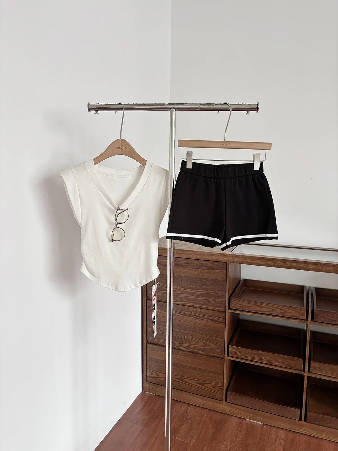 Black Sports Casual Women's Short Pants Summer 2026 New Style Korean Version High Waist Wide Leg A-Line Pants Versatile
Black Sports Casual Women's Short Pants Summer 2026 New Style Korean Version High Waist Wide Leg A-Line Pants Versatile