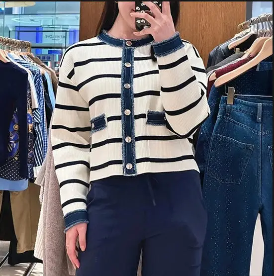 Женская осенне-зимняя новая вязаная куртка с круглым вырезом, однобортный повседневный элегантный топ в полоску
Женская осенне-зимняя новая вязаная куртка с круглым вырезом, однобортный повседневный элегантный топ в полоску