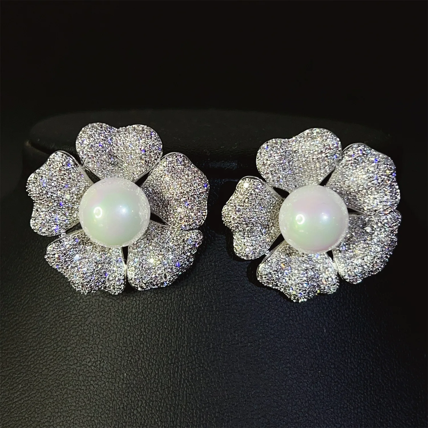 Gorgeous Flower Stud Earrings Silver Gold Color Shiny Zirconia Elegant Luxury Jewelry Wedding Bride Earrings Dinner Party
Gorgeous Flower Stud Earrings Silver Gold Color Shiny Zirconia Elegant Luxury Jewelry Wedding Bride Earrings Dinner Party