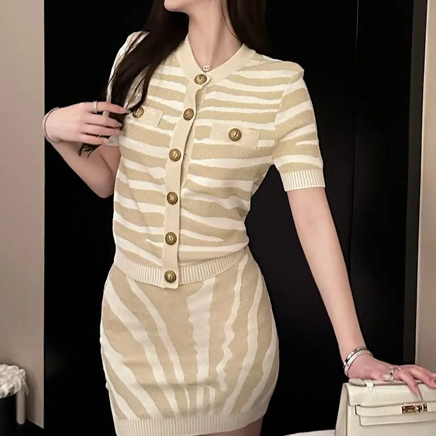 Gold Zebra-Print Button Short Sleeve Sweater Top + Half Skirt Suit Women's 2-Piece Set 2023 Summer New Fashion Vintage Clothing
Gold Zebra-Print Button Short Sleeve Sweater Top + Half Skirt Suit Women's 2-Piece Set 2023 Summer New Fashion Vintage Clothing
