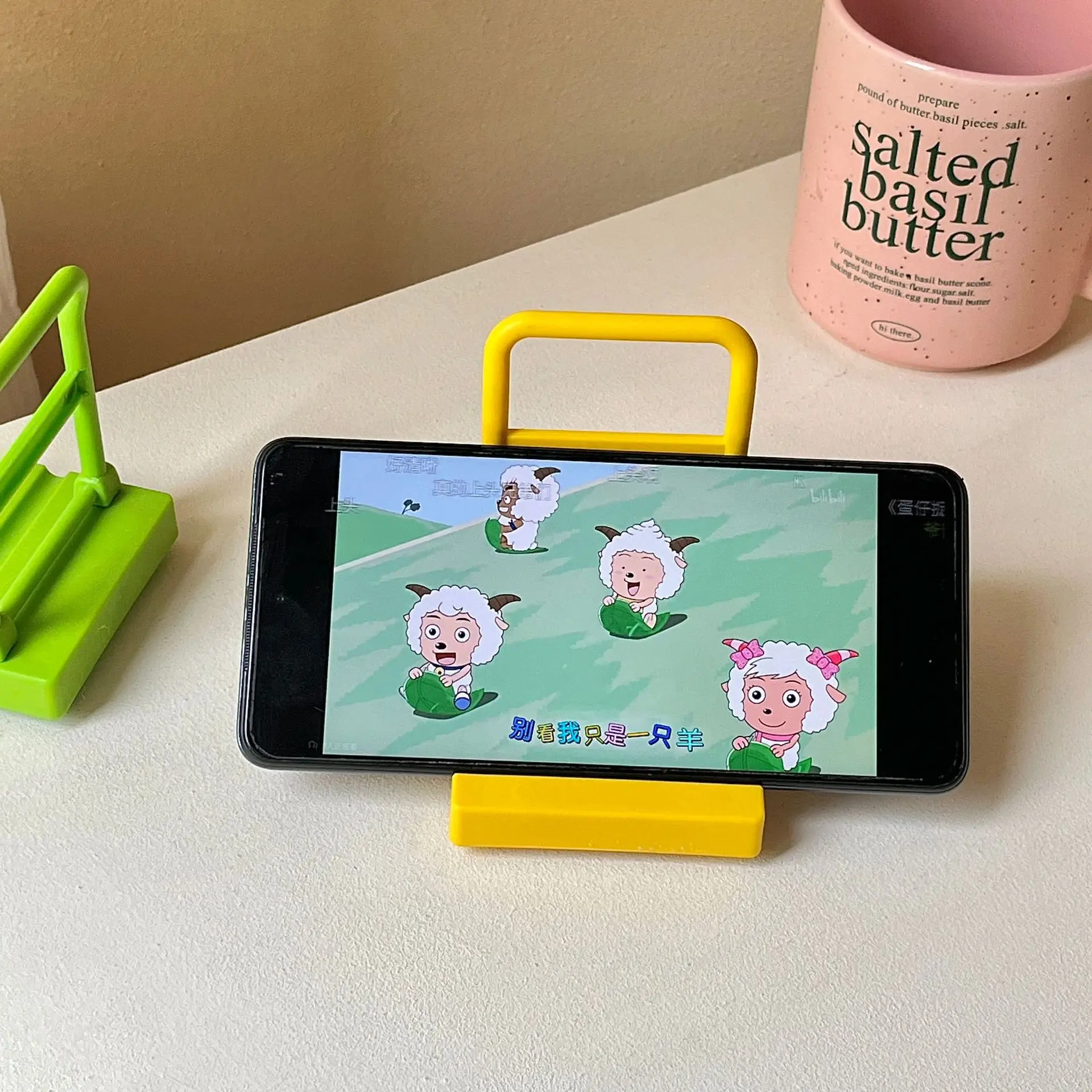 Cute carroça mobile phone holder, simple student dormitory, desktop ornament, lazy drama chasing artifact
Cute carroça mobile phone holder, simple student dormitory, desktop ornament, lazy drama chasing artifact