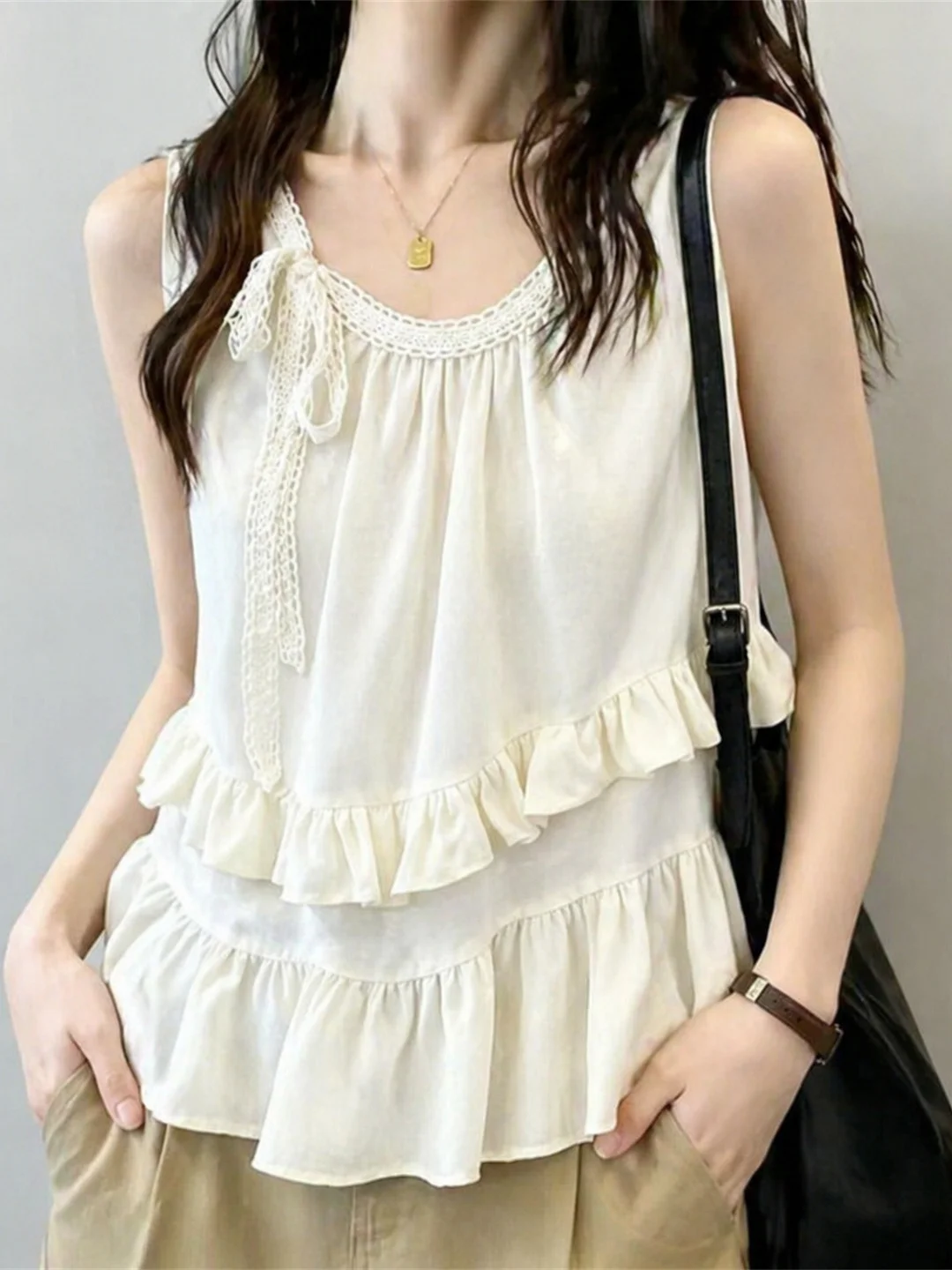 Elegant Summer Off-Shoulder Vest with Bow Design Sleeveless Fashionable Floral Korean Style Straight Cut Silk Top
Elegant Summer Off-Shoulder Vest with Bow Design Sleeveless Fashionable Floral Korean Style Straight Cut Silk Top