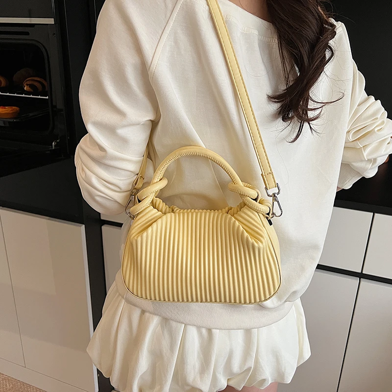 New Fashion Versatile Women's PU Leather Vertical Pattern Single Shoulder Crossbody Bag Simple Leisure Commuter Storage Bag
New Fashion Versatile Women's PU Leather Vertical Pattern Single Shoulder Crossbody Bag Simple Leisure Commuter Storage Bag