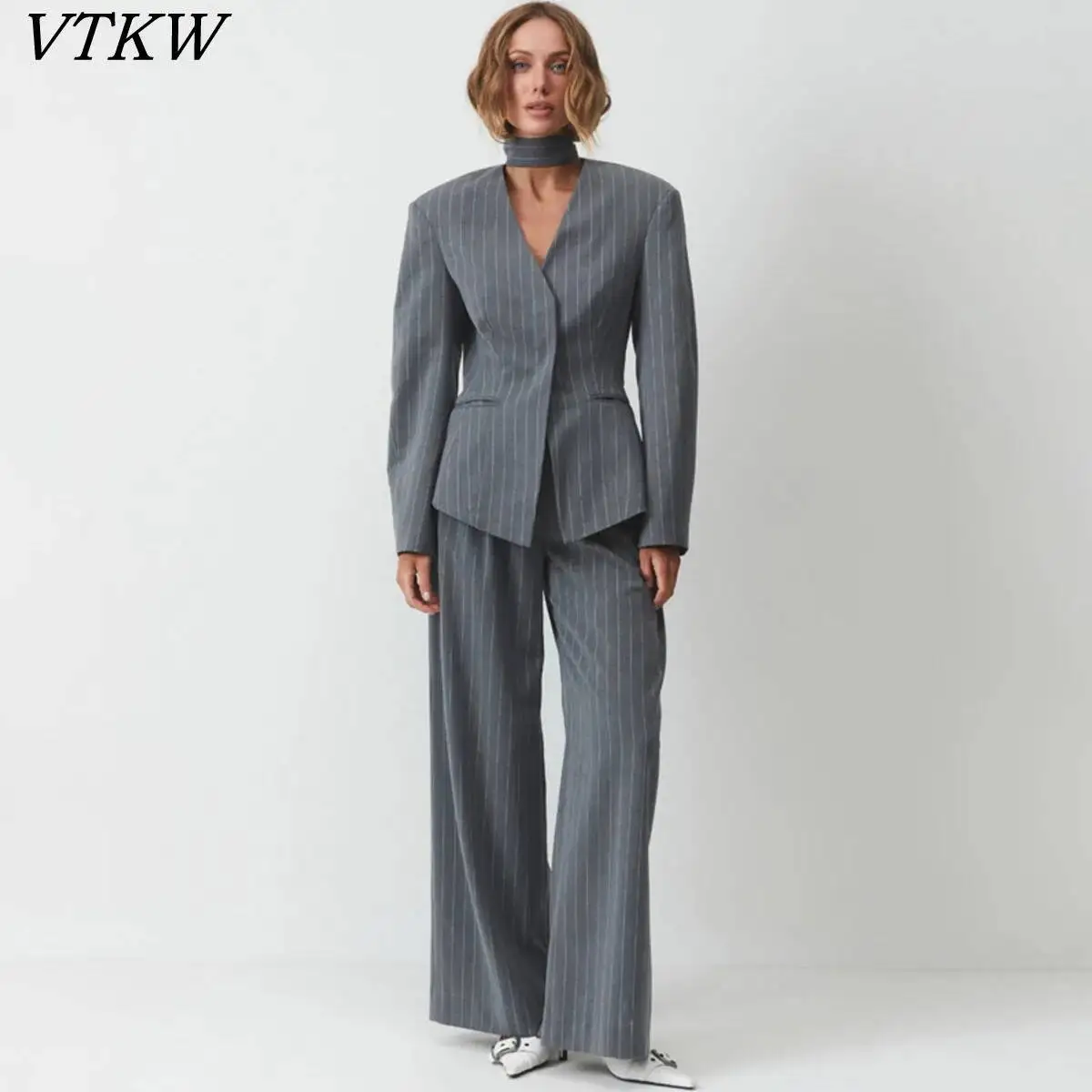 VTKW 2026 New Women Fashion Pinstripe Blazer Two Piece Set Choker Neck Wrap Jacket Wide Leg Pants Elegant Office Casual Outfit
VTKW 2026 New Women Fashion Pinstripe Blazer Two Piece Set Choker Neck Wrap Jacket Wide Leg Pants Elegant Office Casual Outfit